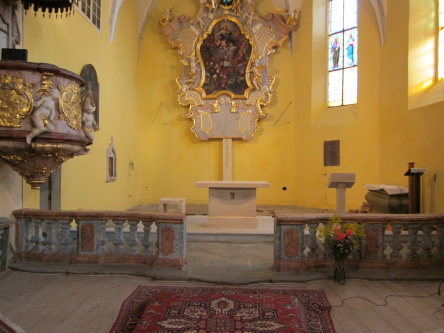 Hlavní oltář a nový obětní stůl
