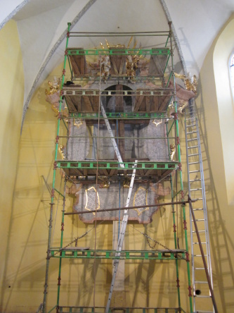 Montáž starého oltáře